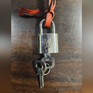 Silver LOUIS VUITTON lock with 2 Keys #301